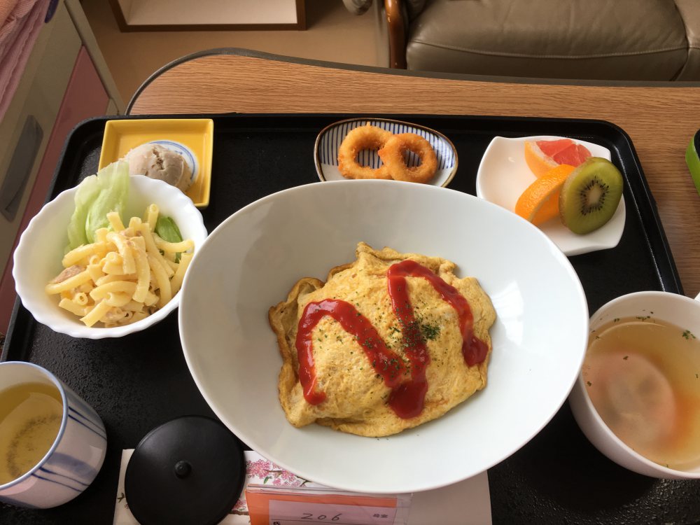 오므라이스, 마카로니 샐러드, 치킨스프, 오징어링, 과일, 녹차 오므라이스, 마카로니 샐러드, 치킨스프, 오징어링, 과일, 녹차