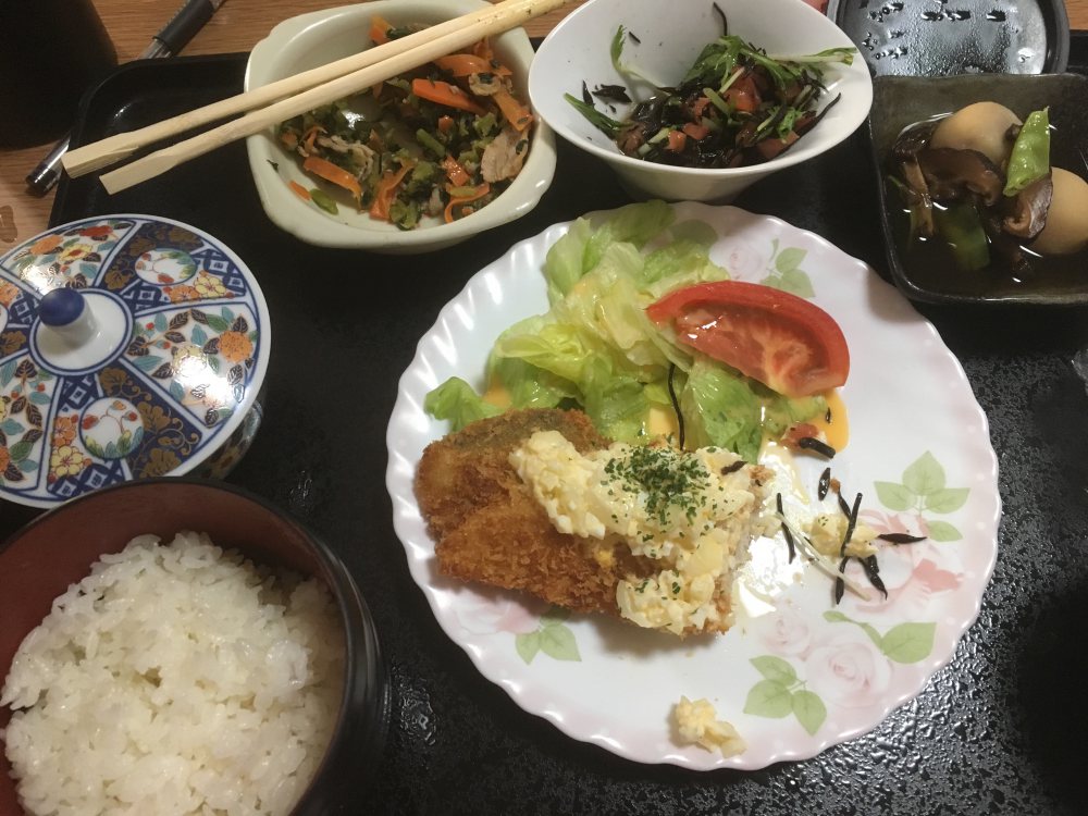 치킨까스와 타르타르소스, 찐감자, 히지키 무침, 시금치&당근 볶음, 쌀밥, 녹차 치킨까스와 타르타르소스, 찐감자, 히지키 무침, 시금치&당근 볶음, 쌀밥, 녹차