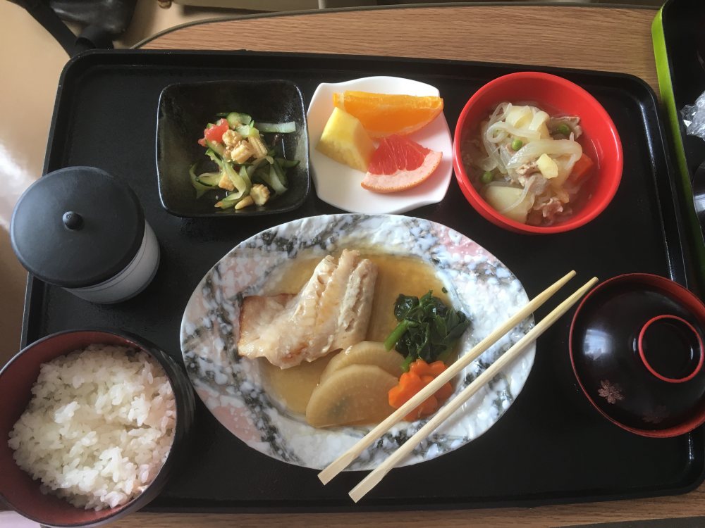 이름 모를 생선, 야채 볶음, 니쿠자가(고기감자조림), 오이&어린 옥수수 무침, 쌀밥, 된장국, 녹차 이름 모를 생선, 야채 볶음, 니쿠자가(고기감자조림), 오이&어린 옥수수 무침, 쌀밥, 된장국, 녹차