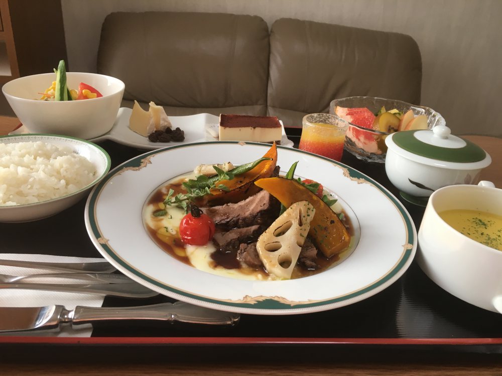 (축하 저녁 음식) 카망베르 & 건포도, 로스트 비프, 으깬 감자, 단호박, 연근, 옥수수 스프, 쌀밥, 샐러드, 티라미스, 과일, 오렌지주스, 녹차 (축하 저녁 음식) 카망베르 & 건포도, 로스트 비프, 으깬 감자, 단호박, 연근, 옥수수 스프, 쌀밥, 샐러드, 티라미스, 과일, 오렌지주스, 녹차
