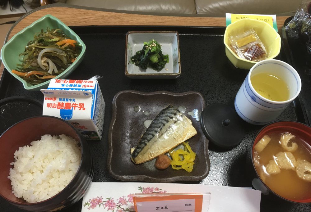 고등어, 다시마 무침, 시금치 무침, 된장국, 쌀밥, 우유, 녹차 고등어, 다시마 무침, 시금치 무침, 된장국, 쌀밥, 우유, 녹차