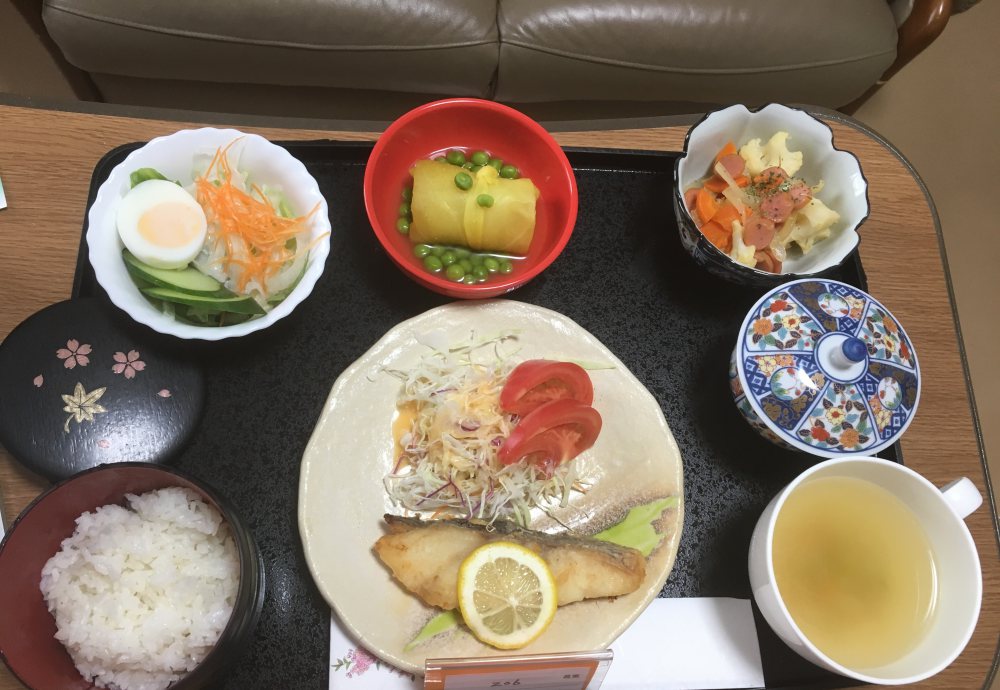 대구, 양배추 샐러드, 파스타 샐러드, 고구마와 강낭콩, 쌀밥, 녹차 대구, 양배추 샐러드, 파스타 샐러드, 고구마와 강낭콩, 쌀밥, 녹차