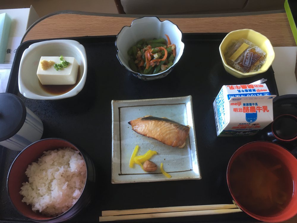 연어, 두부, 시금치 무침, 낫또, 된장국, 쌀밥 우유 연어, 두부, 시금치 무침, 낫또, 된장국, 쌀밥 우유